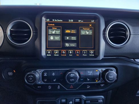 Used 2019 Jeep Wrangler Unlimited Sahara w/ Uconnect 4C Nav & Sound Group AWD/4WD image 12