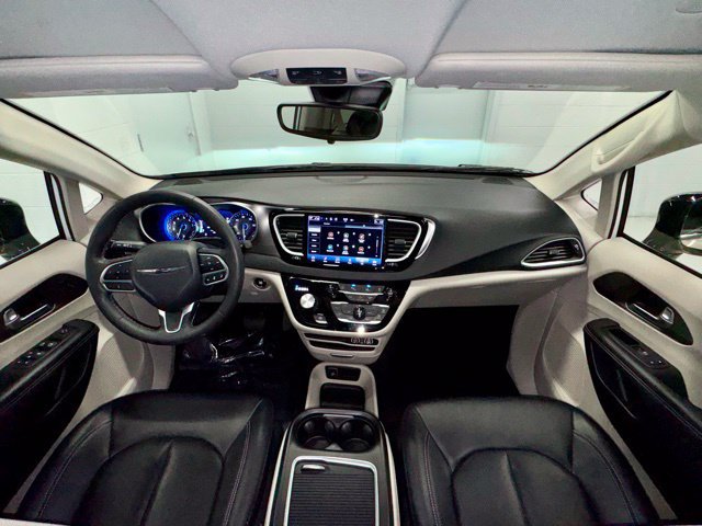 Used 2024 Chrysler Pacifica Touring-L FWD image 14