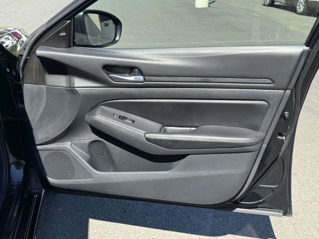 Used 2025 Nissan Altima 2.5 SV FWD image 10