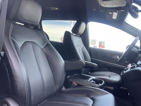 New 2026 Chrysler Pacifica Select image 27