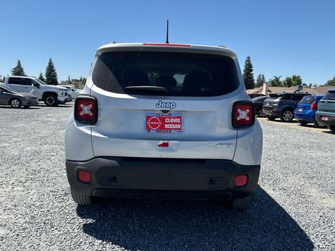 Used 2017 Jeep Renegade Latitude FWD image 8