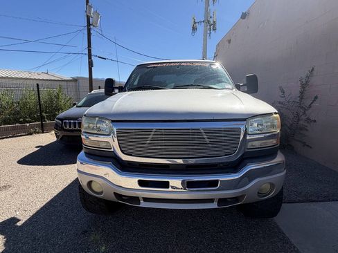 Used 2005 GMC Sierra 2500 SLT w/ Heavy-Duty Power Package AWD/4WD image 3