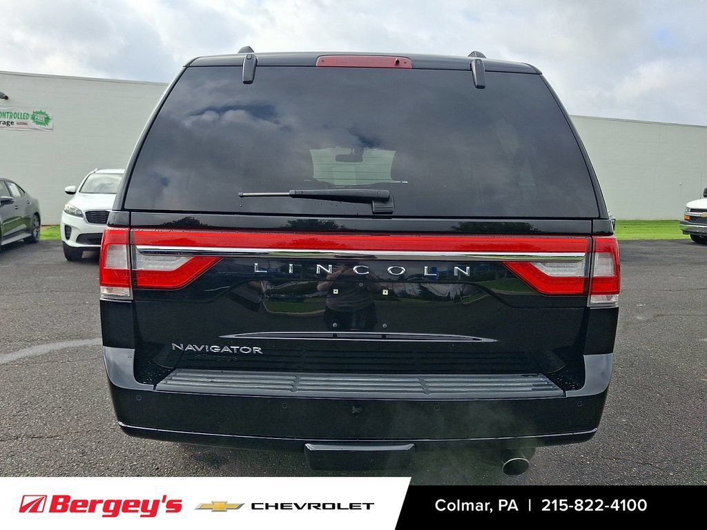 Used 2017 Lincoln Navigator Reserve AWD/4WD image 6