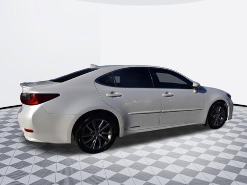 Used 2017 Lexus ES 300h w/ Navigation System Package image 4