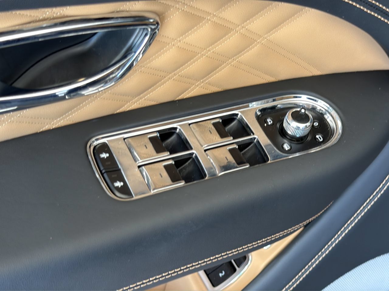 Used 2025 Bentley Bentayga AWD/4WD image 19