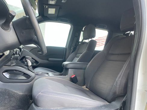 Certified 2023 Nissan Frontier SV w/ Midnight Edition Package AWD/4WD image 9