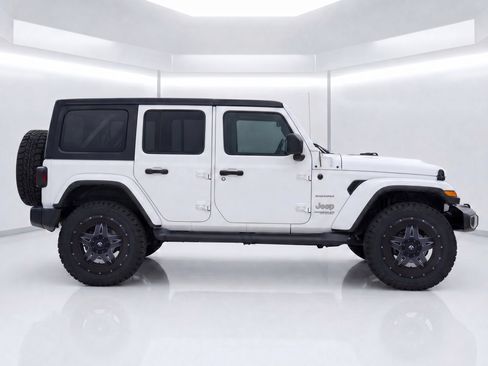 Used 2019 Jeep Wrangler Unlimited Sahara AWD/4WD image 8