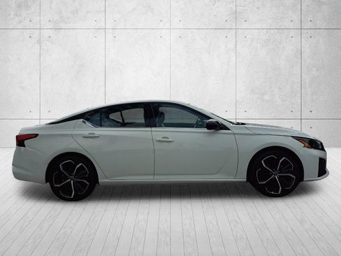 Used 2024 Nissan Altima 2.5 SR FWD image 3
