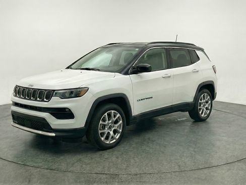 Used 2025 Jeep Compass Limited AWD/4WD image 3