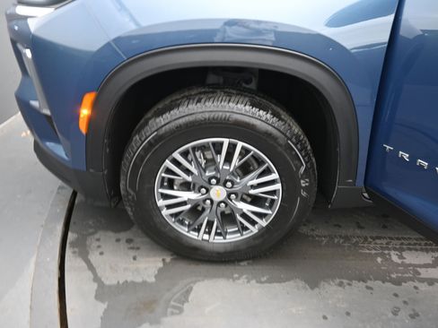 Used 2025 Chevrolet Traverse LT image 22