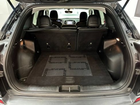 Used 2019 Jeep Cherokee Trailhawk AWD/4WD image 34