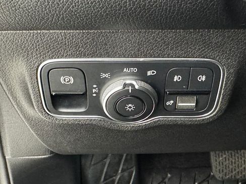 Used 2022 Mercedes-Benz GLB 250 GLB 250 w/ Premium Package Lite image 23