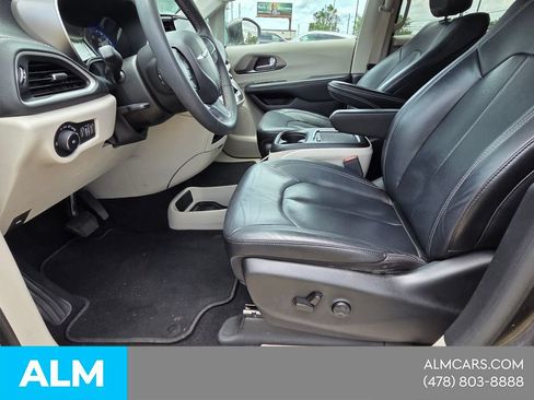 Used 2022 Chrysler Pacifica Touring-L FWD image 5