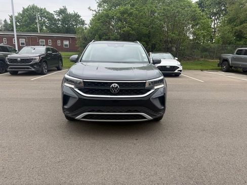 Used 2023 Volkswagen Taos SE w/ Panoramic Sunroof Package AWD/4WD image 2