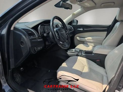 Used 2018 Chrysler 300 Limited RWD image 17