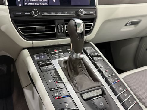 Certified 2021 Porsche Macan Turbo AWD/4WD image 39