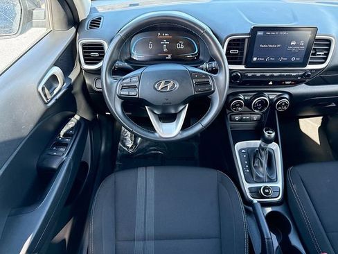 Used 2025 Hyundai Venue SEL FWD image 21