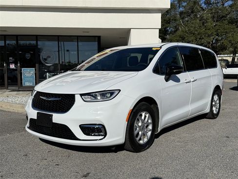 Used 2025 Chrysler Pacifica Select image 9