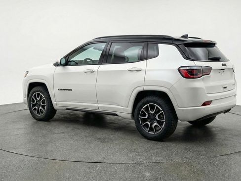 Used 2025 Jeep Compass Trailhawk image 6