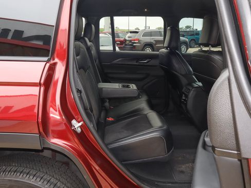 Used 2023 Jeep Grand Cherokee Altitude AWD/4WD image 22