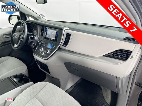Used 2017 Toyota Sienna LE image 28