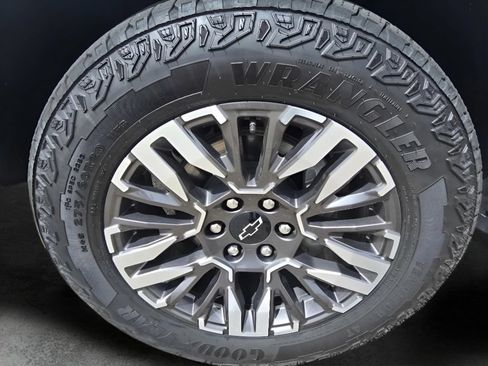 Used 2025 Chevrolet Suburban Z71 AWD/4WD image 29