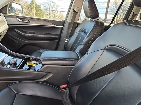 Used 2023 Jeep Grand Cherokee Limited image 18