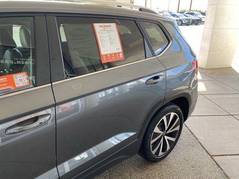Certified 2023 Volkswagen Taos SE FWD image 53