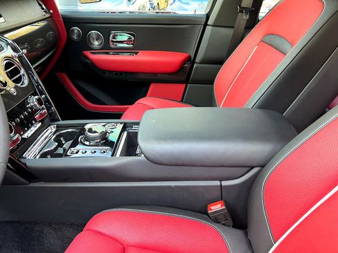 Used 2022 Rolls-Royce Cullinan Black Badge image 16