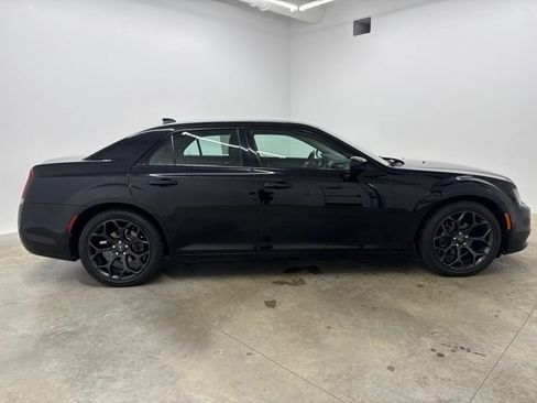 Used 2020 Chrysler 300 Touring w/ Sport Appearance Package RWD image 4