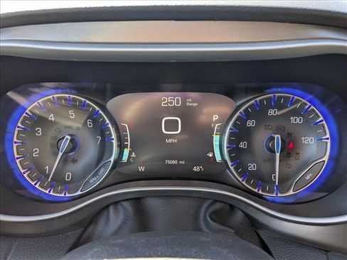 Used 2022 Chrysler Pacifica Touring-L image 11