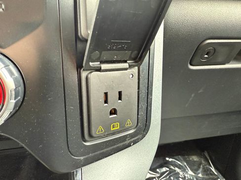 Used 2023 Ford F150 Lariat w/ Trailer Tow Package image 34