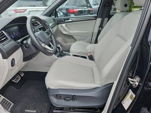Used 2023 Volkswagen Tiguan SE R-Line image 12