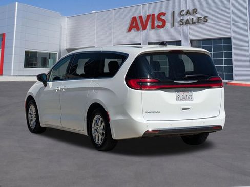 Used 2024 Chrysler Pacifica Touring-L image 9
