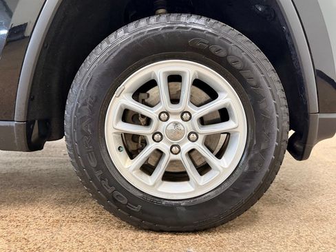 Used 2019 Jeep Grand Cherokee Laredo AWD/4WD image 24