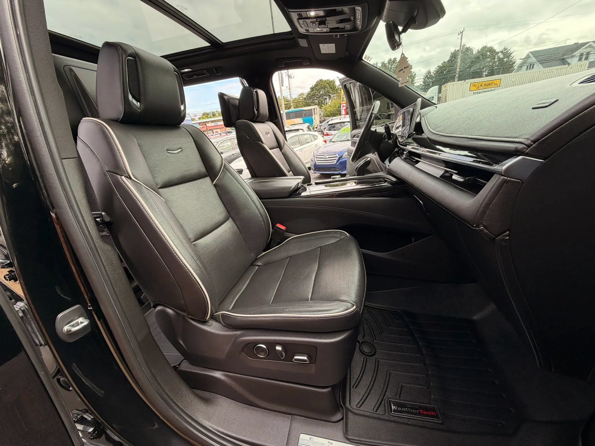 Used 2021 Cadillac Escalade Sport w/ LPO, ONYX Package AWD/4WD image 18
