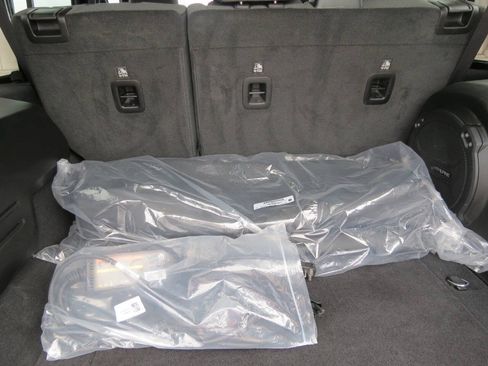Used 2025 Jeep Wrangler Unlimited Sahara AWD/4WD image 27