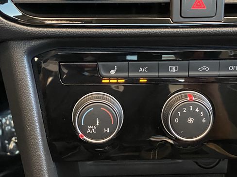 Certified 2023 Volkswagen Taos SE w/ Panoramic Sunroof Package FWD image 14