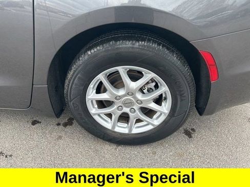 Used 2023 Chrysler Pacifica Touring-L FWD image 45
