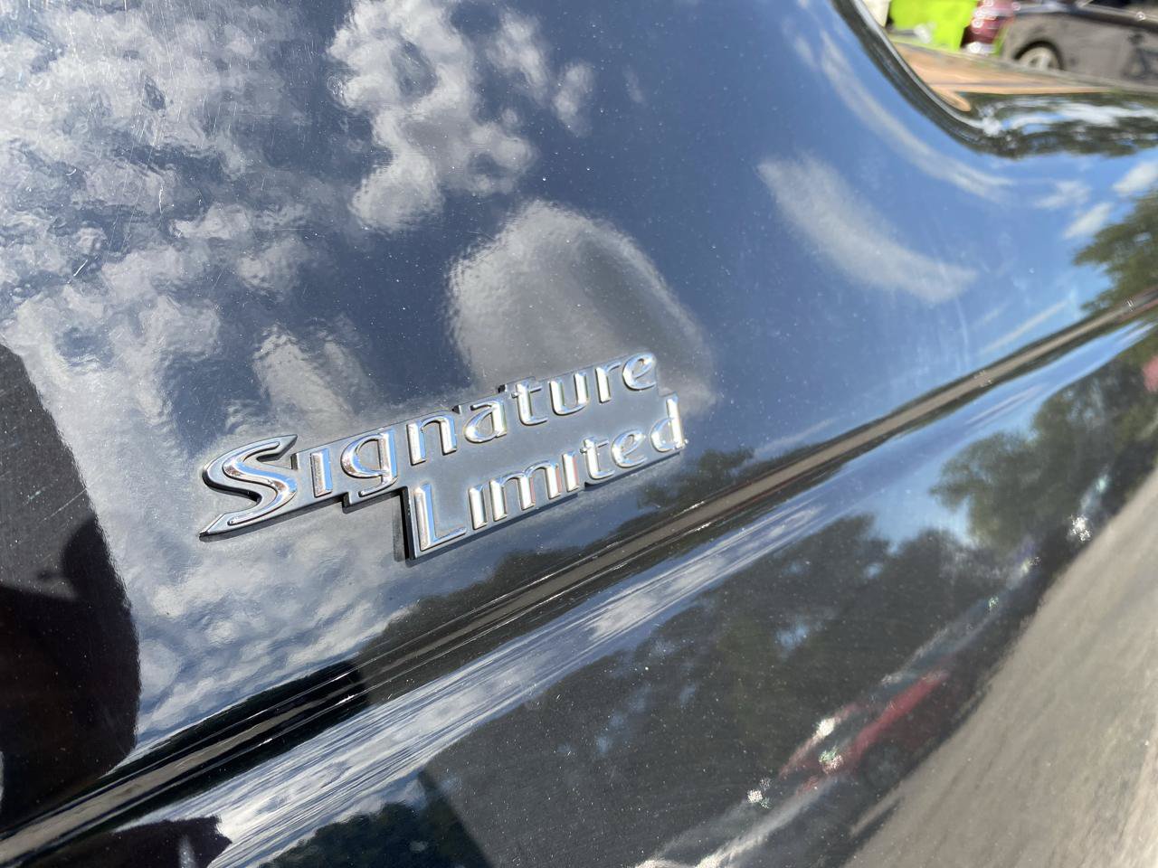 Used 2011 Lincoln Town Car Signature Limited RWD image 11
