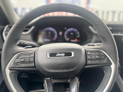 Used 2023 Jeep Grand Cherokee Laredo w/ Luxury Tech Group I AWD/4WD image 49