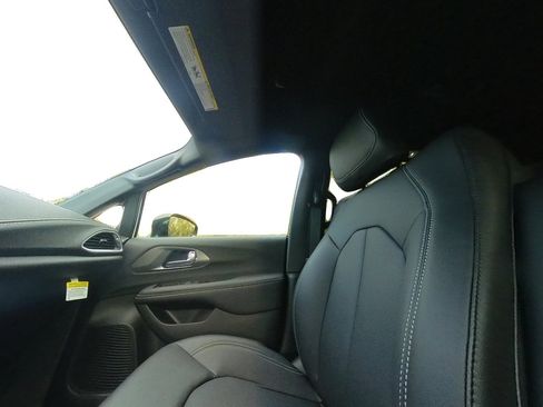 New 2026 Chrysler Pacifica Select image 60