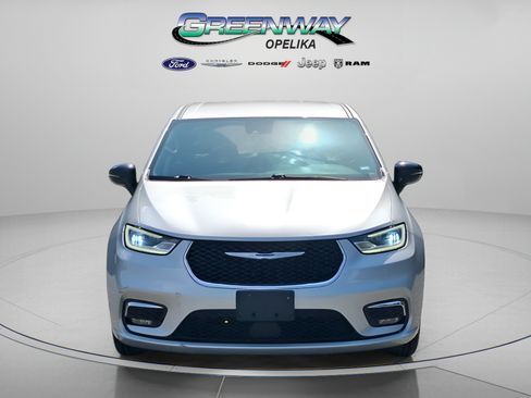 Used 2024 Chrysler Pacifica Touring-L FWD image 2