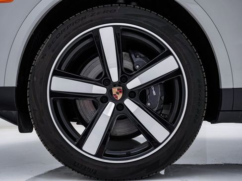 Certified 2025 Porsche Cayenne Coupe image 13