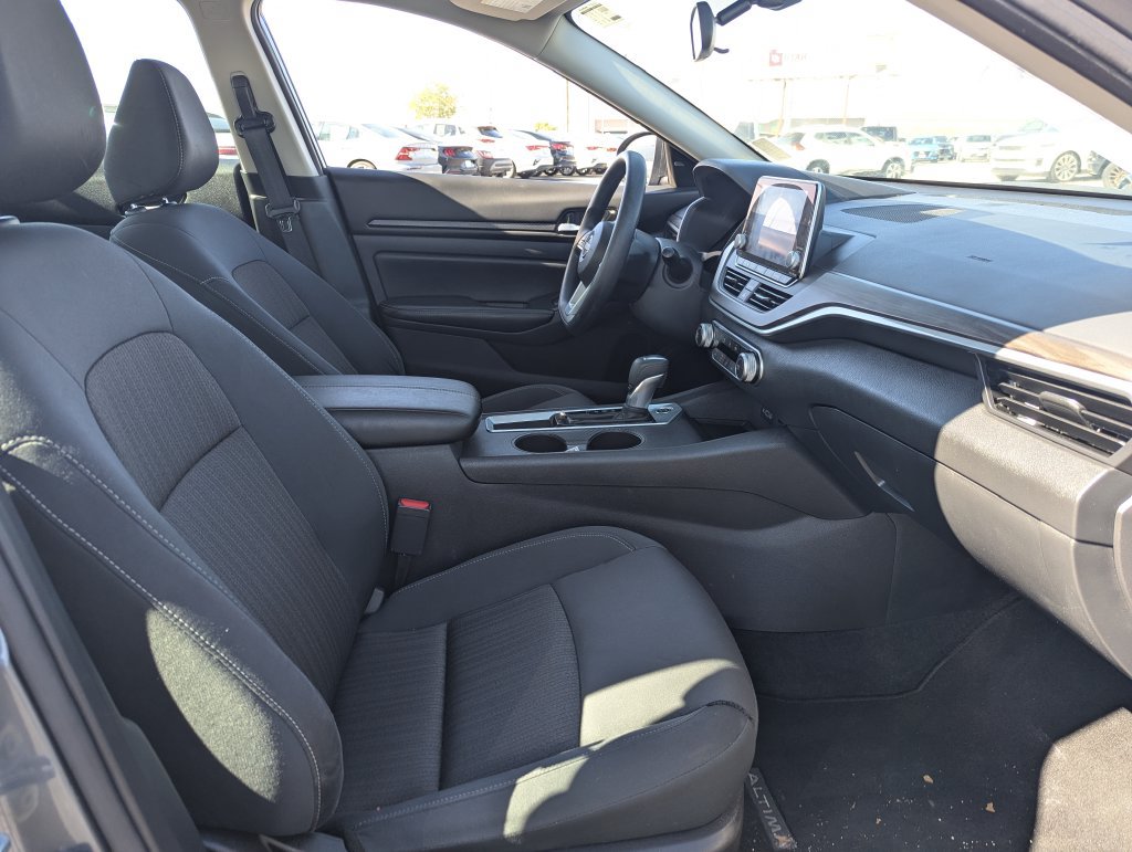 Used 2025 Nissan Altima 2.5 SV FWD image 32