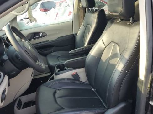 Certified 2024 Chrysler Pacifica Touring-L image 20