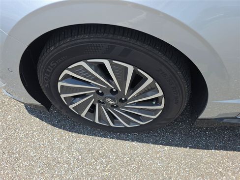 Certified 2025 Hyundai Sonata Limited FWD image 18