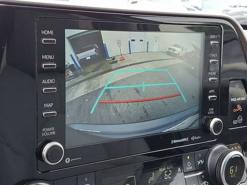 Used 2021 Toyota Highlander XLE AWD/4WD image 19