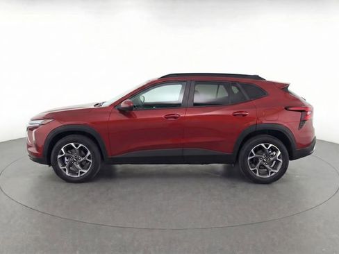 Used 2025 Chevrolet Trax LT w/ LT Convenience Package FWD image 4