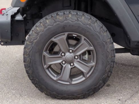 Used 2018 Jeep Wrangler Unlimited Rubicon w/ Connectivity Group image 14